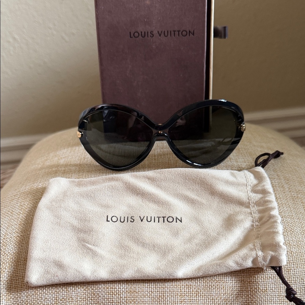 Louis Vuitton Iconic Cat Eye Black Sunglasses with dust bag & Box. Perfect Cond.